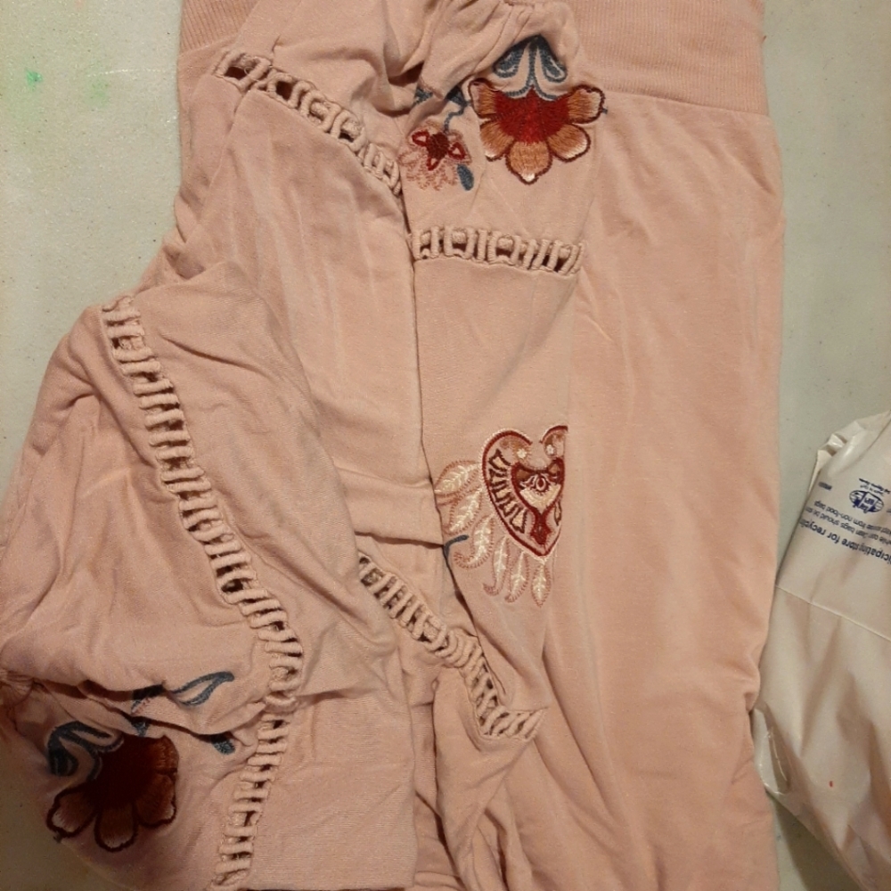 SWEATSHIRT WITH FLOWER ARM Detail